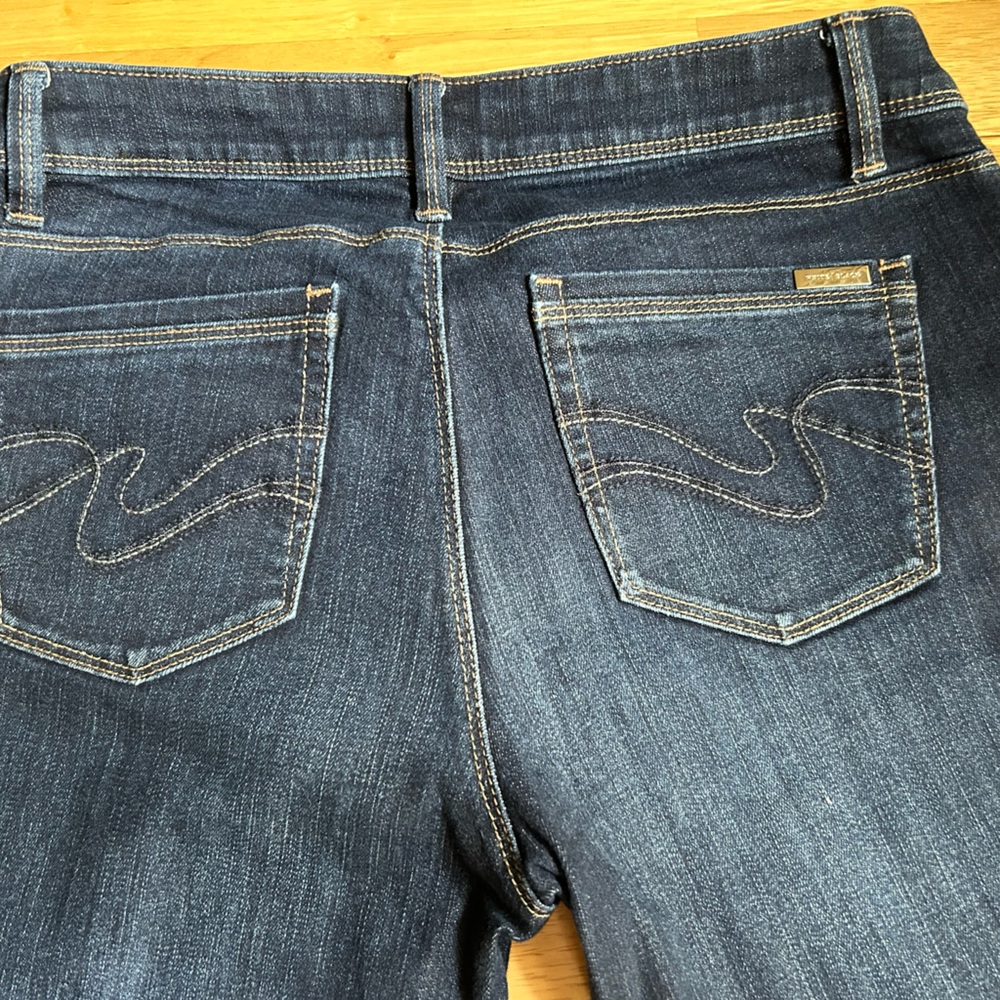 White House Black Market Boot Cut Mid Rise Jeans!! Size 4 but fits like a 6. - Picture 3 of 12